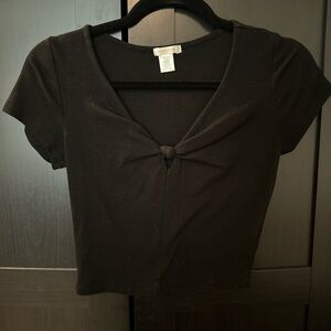 Medium Black Short Sleeve Cropped T-shirt with a knot on the chest